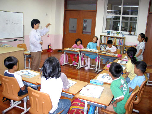 3학년 과학 수업 시간에 나영성 교사가 막대온도계의 이름을 왜 그렇게 지었는지 묻자 한 학생이 일어나 자신의 생각을 말하고 있다.