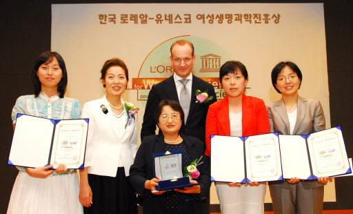 21일 서울 한국과학기술원(KIST) 강당에서 열린 ‘제 5회 한국 로레알-유네스코 여성생명과학진흥상 시상식’에서 로레알코리아 클라우스 파스벤더 사장(가운데 위)과 본상을 수상한 백경희 고려대 교수(가운데 아래) 등이 함께 포즈를 취하고 있다. 제공/로레알코리아