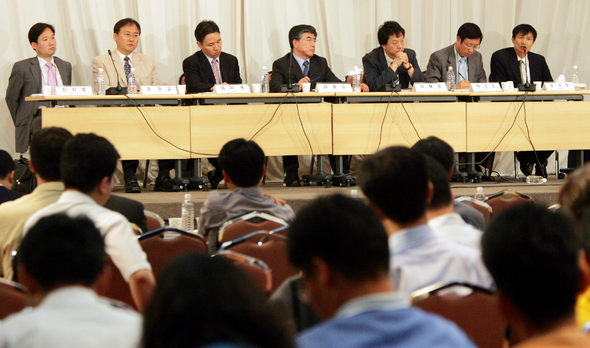 21일 오전 서울 양재동 aT센터에서 한국개발연구원이 ‘한 미 FTA가 한국경제에 미치는 영향’ 을 주제로 연 토론회에서 참석자들이 의견을 나누고 있다. 김경호 기자 <A href="mailto:jijae@hani.co.kr">jijae@hani.co.kr</A>