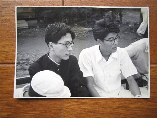 고교 3학년 때인 1955년 가을, 아픈 몸으로 학교 운동회를 지켜보고 있는 필자(왼쪽). 의욕적으로 시작했던 개헌반대 반전평화 독서회 ‘이시와리’도 갑작스런 발병으로 흐지부지되고 말았다.