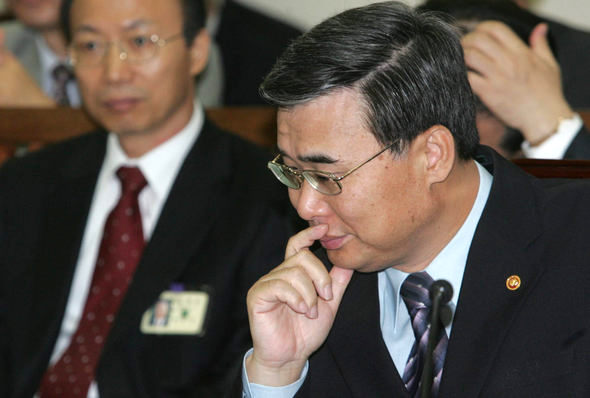 이종석 통일부 장관이 23일 북한 미사일 발사 위기 등을 다루기 위해 열린 국회 통일외교통상위원회에서 깊은 생각에 잠겨 있다. 이종찬 기자 <A href="mailto:rhee@hani.co.kr">rhee@hani.co.kr</A>