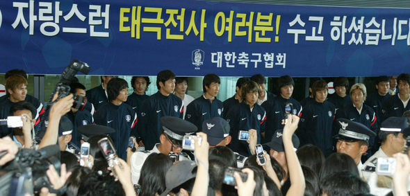 좀 웃어도 될 텐데…. 축구대표팀 선수들이 25일 오후 인천공항을 통해 입국했다. 긴 비행과 16강 진출 실패에 대한 부담 탓인지 선수들의 표정에서 웃음을 찾아보긴 어렵다. 인천공항/강창광 기자 <A href="mailto:chang@hani.co.kr">chang@hani.co.kr</A>