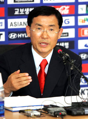 이영무 대한축구협회 기술위원장이 26일 축구회관에서 축구대표팀 다음 감독으로 핌 베어벡(50) 대표팀 수석코치를 선임했다고 밝히고 있다. 김태형 기자 xogud555@hani.co.kr