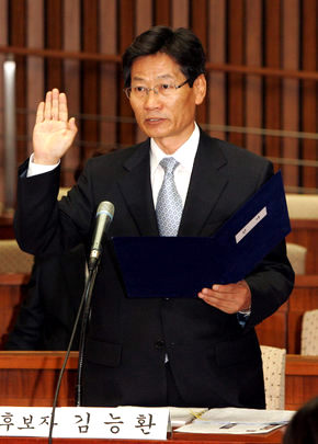 김능환 대법관 후보자가 26일 국회 대법관 인사청문회에서 선서를 하고 있다. 
김종수 기자 jongsoo@han.co.kr
