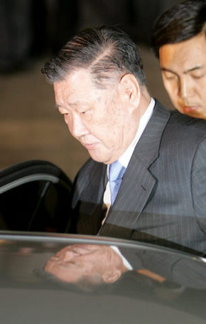 정몽구 현대차그룹 회장이 28일 보석으로 풀려났다. 사진은 구속영장이 발부된 지난 4월28일 밤 서울 서초동 대검찰청에서 서울구치소로 가는 차량에 오르는 모습.  김태형 기자 xogud555@hani.co.kr