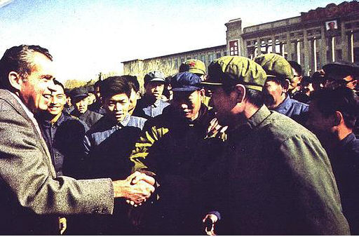 1972년 2월 냉전체제를 뒤흔든 리처드 닉슨 미국 대통령의 중국방문 때 중국 노동자들과 얘기하는 닉슨 대통령.