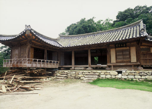 조선시대 이름난 정치인과 학자들을 여럿 배출한 경북 경주시 강동면 양동마을은 문화재의 ‘보고’로 문화재 털이범들의 오랜 표적이 돼왔다. 이 마을에 있는 성리학자 이언적(1491∼1553) 집안 종가의 일부인 ‘무첨당’(보물 411호)에서도 고서적 등을 여러차례 도난당했다. 경주시청 제공