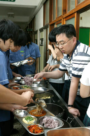 직영으로 학교급식을 하고 있는 구일중학교의 홍진표 교사가 28일 오후 학생들에게 직접 배식을 하고 있다. 한겨레21 류우종 기자 <A href="mailto:wjryu@hani.co.kr">wjryu@hani.co.kr</A>