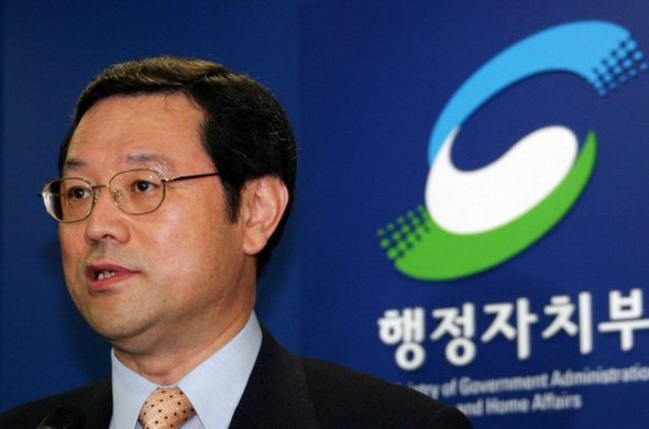 이용섭 행자부 장관이 30일 오전 서울 세종로 정부중앙청사 브리핑실에서 서민주택 재산세 완화 방침을 발표하고 있다./하사헌/사회/ 2006.6.30 (서울=연합뉴스)