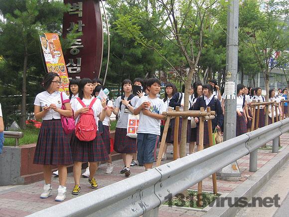 수업을 마치고 나오던 학생들은 가던 걸음을 멈추고 집회를 유심히 바라봤다. ⓒ인터넷뉴스 바이러스