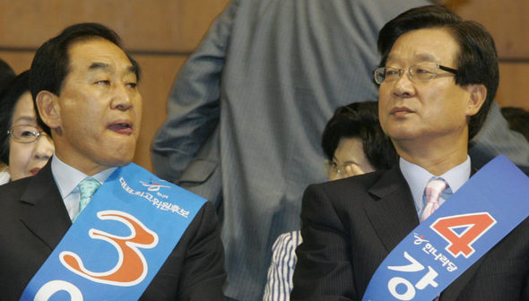 오는 11일의 전당대회를 앞두고 4일 서울 잠실 역도경기장에서 열린 한나라당 합동연설회에서 이재오(왼쪽), 강재섭 후보가 나란히 앉아 긴장된 표정을 짓고 있다. 이종찬 기자 <A href="mailto:rhee@han.co.kr">rhee@han.co.kr</A>