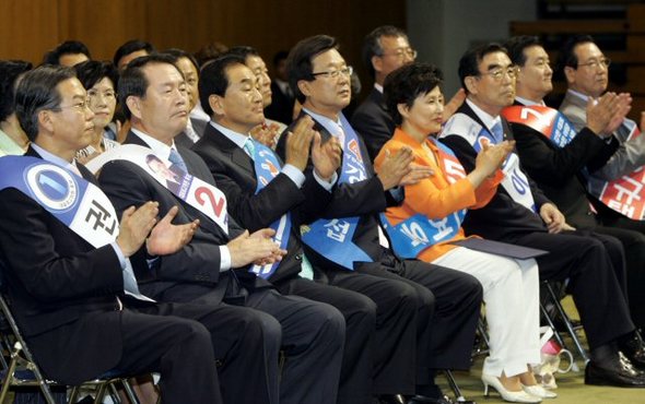 한나라당 당권후보 8명이 4일 오전 서울 올림픽공원 역도경기장에서 열린 첫 합동연설회에서 나란히 앉아 행사를 지켜보고 박수를 치고 있다. 2006.7.4 (서울=연합뉴스)