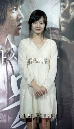 올 여름 기대작 ‘괴물’ 주연, 배두나 4일 삼성동 메가박스에서 열린 영화 ‘괴물’의 시사회에서 주연배우 배두나가 포즈를 취하고 있다.(연합뉴스)