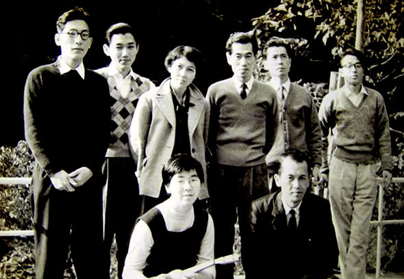 1959년 가을 도쿄대 문학부 서양사학과 여행 때 동료 및 교수들과 함께 찍은 사진. 뒷줄 맨 왼쪽이 필자. 왼쪽에서 네번째가 하야시 겐타로 교수, 그 다음이 시바 미치오 교수.