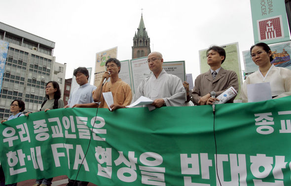 불교·개신교·천주교·원불교의 환경단체들로 이뤄진 ‘종교환경회의’의 대표와 활동가들이 6일 오전 서울 중구 명동성당 들머리에서 기자회견을 열어 “국민 생존권을 위협하고 사회 양극화를 더욱 심화시키는 한-미 자유무역협정(FTA) 협상을 즉각 중단하라”고 촉구하고 있다. 이종근 기자 <A href="mailto:root2@hani.co.kr">root2@hani.co.kr</A>