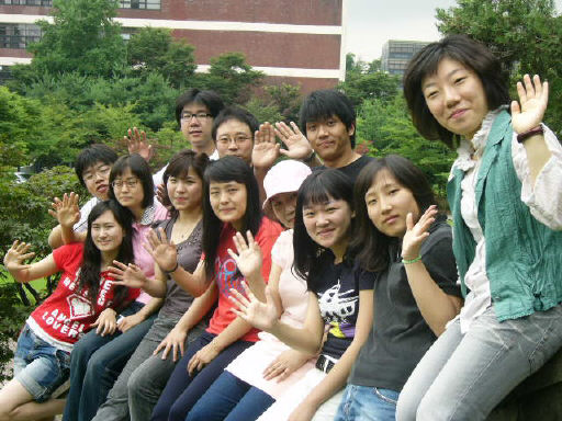 여름방학을 맞아 다음달 10일 네팔로 출발하기에 앞서 네팔말 배우기와 교육프로그램 준비에 바쁜 아주대 7차 네팔 해외봉사단 대학생 12명이 한자리에 모였다. 수원/홍용덕 기자, 네팔후원회 제공