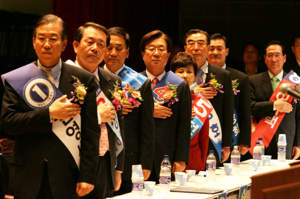 7일 광주 5·18기념문화센터에서 열린 한나라당 대표 경선 후보자 합동연설회에서 후보들이 국민의례를 하고 있다. 왼쪽부터 권영세, 정형근, 이재오, 강재섭, 전여옥, 이방호, 강창희, 이규택 후보. 광주/연합뉴스
