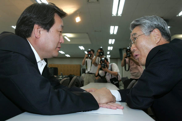한나라당 원내대표 경선에 나선 김무성(왼쪽), 안택수 의원이 9일 서울 염창동 당사에서 출마 기자회견에 앞서 이야기를 하고 있다. 두 사람보다 먼저 김형오 의원은 지난 6일 원내대표 출마를 선언했다. 이종찬 기자 <A href="mailto:rhee@hani.co.kr">rhee@hani.co.kr</A>