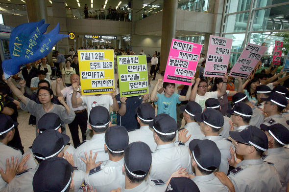 한-미 자유무역협정 저지 범국민대책본부 회원들과 학생들이 9일 오후 인천공항 입국장에서 2차 자유무역협정 협상에 참여할 미국 협상단이 도착하기를 기다리며 “협상 반대” 등의 구호를 외치고 있다. 영종도/이종찬기자 <A href="mailto:rhee@hani.co.kr">rhee@hani.co.kr</A>