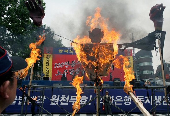 한국노총 지도부가 8일 오후 서울 대학로 마로니에 공원에서 열린 한미자유무역협정(FTA) 저지 전국 노동자대회에서 ‘한미FTA 상징물‘을 불태우고 있다. (연합뉴스)