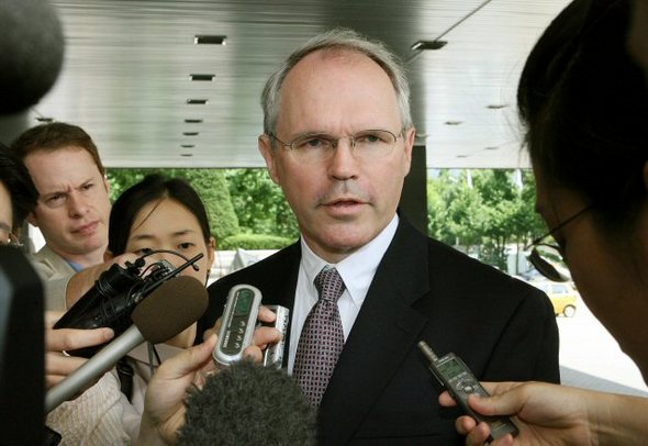 방한중인 크리스토퍼 힐 미국 국무부 동아태 차관보가 9일 오전 이종석 통일부 장관을 예방하기위해 서울 세종로 정부종합청사로 들어오다 취재진의 질문에 답하고 있다. (연합뉴스)