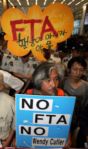 한-미 자유무역협정(FTA) 저지 범국민운동본부 회원과 학생들이 9일 오후 인천국제공항 입국장에서 미국 쪽 협상단의 입국을 앞두고 기자회견을 열고 있다. 영종도/이종찬 기자 rhee@hani.co.kr