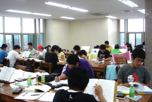 여름방학이 시작된 지 20여일 지났지만 경북대 도서관은 밤늦도록 훤하게 불이 켜져 있다. 취업준비에 바쁜 재학생과 졸업생들이 도서관 열람실을 꽉 메운 채 공부하고 있다. 