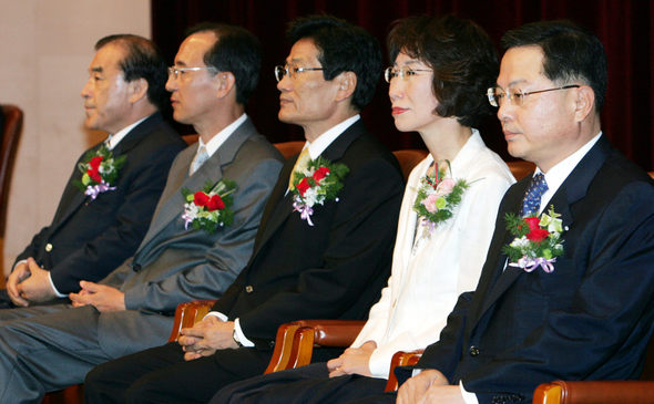 이홍훈·박일환·김능환·전수안·안대희(왼쪽부터) 신임 대법관들이 11일 오전 서울 서초구 서초동 대법원에서 열린 취임식 행사에 나란히 앉아 있다. 김경호 기자