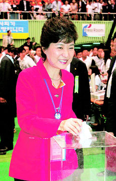 박근혜 한나라당 전 대표가 11일 열린 전당대회에서 전자투표를 마친 뒤 투표권을 반납하고 있다. 이종찬 기자 <A href="mailto:rhee@hani.co.kr">rhee@hani.co.kr</A>