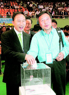 이명박 전 서울시장(왼쪽)과 손학규 전 경기지사가 11일 전당대회에서 전자투표를 마친 뒤 나란히 투표권을 반납하고 있다. 이종찬 기자 <A href="mailto:rhee@hani.co.kr">rhee@hani.co.kr</A>