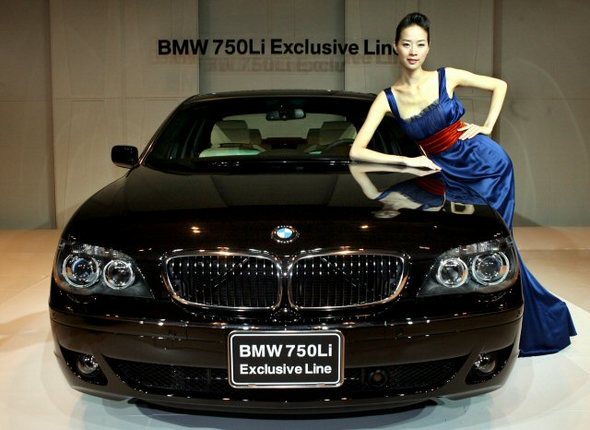BMW 750Li 익스클루시브 라인(Exclusive Line) 출시 BMW 코리아는 12일 서울 신라호텔에서 최상위 모델 7 시리즈 중 특수 맞춤형 차량인 BMW 750Li 익스클루시브 라인(Exclusive Line)을 출시했다. 최대출력 367 마력 V8 4.8 리터 엔진이 장착된 750Li 롱휠베이스 모델을 기본으로 하며 가격은 2억 1천 5백만원 ~ 2억 1천 9백만원(VAT포함). (연합뉴스) BMW 750Li 익스클루시브 라인(Exclusive Line) 출시 BMW 코리아는 12일 서울 신라호텔에서 최상위 모델 7 시리즈 중 특수 맞춤형 차량인 BMW 750Li 익스클루시브 라인(Exclusive Line)을 출시했다. 최대출력 367 마력 V8 4.8 리터 엔진이 장착된 750Li 롱휠베이스 모델을 기본으로 하며 가격은 2억 1천 5백만원 ~ 2억 1천 9백만원(VAT포함). (연합뉴스)