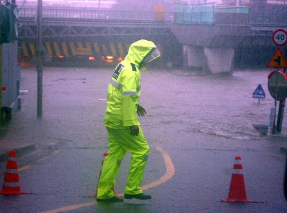 12일 수도권 지역에 내린 집중호우로 서울 상암지하차도가 침수되자 경찰이 차량통제를 하고 있다. (연합뉴스)
