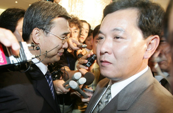 <b>엊갈리는 남북</b> 제19차 남북 장관급 회담이 예정보다 하루 일찍 끝난 13일 오후 부산 해운대 웨스틴조선 호텔 현관에서 남쪽 대표인 이종석(왼쪽) 통일부장관과 북쪽 대표인 권호웅 내각책임참사가 어색한 표정으로 작별인사를 나누고 있다. 부산/사진공동취재단