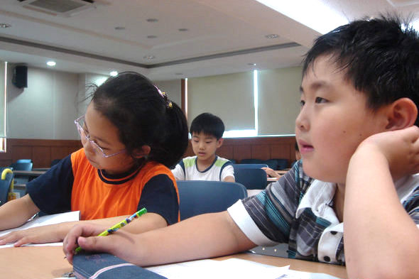 지난 12일 대구 달서 어린이 전용도서관에서 초등학생들이 문화강좌 ‘어휘력 통통’을 진지한 표정으로 듣고 있다.