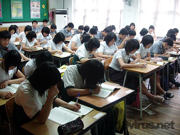 경기고 안산에 위치한 상록중학교에서는 학급당 학생수가 50여명이 넘어 교육환경이 열악했다. ⓒ인터넷뉴스 바이러스