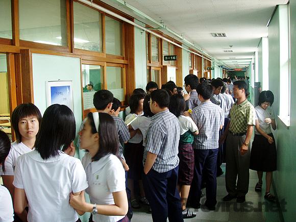 상록중학교 급식시간, 복도에 나온 학생들이 벽을 따라 촘촘히 섰는데도 통행이 불편하다. ⓒ인터넷뉴스 바이러스