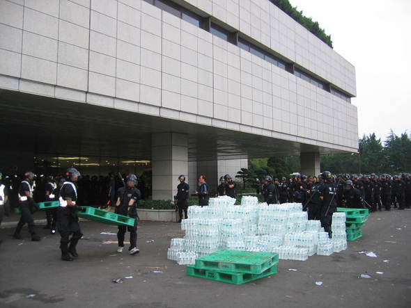 15일 새벽, 포항건설노조원들이 농성중인 포스코 본사로 진입한 경찰이 노동자들이 1층 로비에 쌓아두었던 식수 등을 밖으로 옮기고 있다. (사진 박영률 기자/ ylpak@hani.co.kr)
