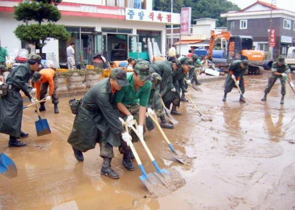 군장병 영월 피해지역 복구 지원 육군 제36사단 107연대 장병들이 18일 수해가 발생한 영월 연당리에서 대민 복구지원 활동을 벌이고 있다. (영월=연합뉴스) 군장병 영월 피해지역 복구 지원 육군 제36사단 107연대 장병들이 18일 수해가 발생한 영월 연당리에서 대민 복구지원 활동을 벌이고 있다. (영월=연합뉴스)