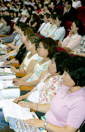 지난해 5월 서울 건국대학교에서 열린 서울지역 6개 외국어고등학교 입시설명회에 참석한 학부모들이 강사의 설명을 듣고 있다. 
연합뉴스