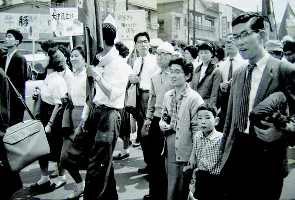 1961년 5월 메이데이 때 안보투쟁 시위를 벌이고 있는 사회과학연구소 직원조합. 오른쪽 앞이 이시다 다케시 조교수 일가. 왼쪽 끝 양복차림은 이토 다카시 조수. 중앙 뒷쪽 넥타이 차림이 필자다.