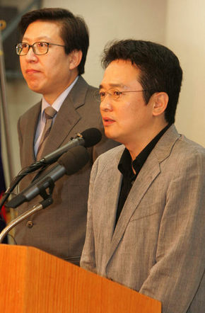 한나라당 소장파 모임인 ‘새정치수요모임’의 새 대표에 뽑힌 남경필 의원(오른쪽)이 20일 서울 염창동 당사에서 박형준 전 대표와 함께 기자회견을 열어, 수요모임이 조직 재정비를 통해 새출발할 것이라고 밝히고 있다. 김종수 기자 <A href="mailto:jongsoo@hani.co.kr">jongsoo@hani.co.kr</A>