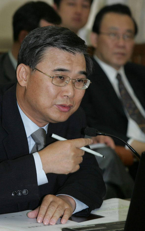 이종석 통일부 장관이 24일 국회 통일외교통상위원회에 출석해 북한 미사일 발사에 따른 남북관계 고착 등 현안에 대해 보고하고 있다. 이종찬 기자 <A href="mailto:rhee@hani.co.kr">rhee@hani.co.kr</A>