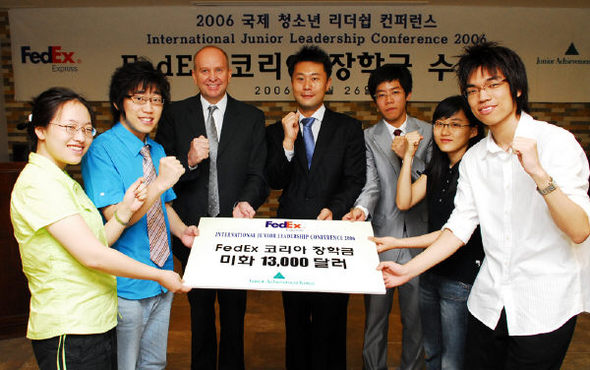 26일 청소년 경제교육기관 제이에이(JA)와 페덱스코리아는 미국 플로리다에서 30일부터 다음달 4일까지 열리는 세계 청소년 경제대회 ‘2006년 국제 청소년 리더십 컨퍼런스’에 참가할 학생들에게 장학금을 수여했다. 사진 페덱스코리아 제공