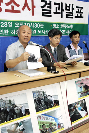 박석운 전국민중연대 집행위원장(왼쪽) 등 ‘포항건설노조 하중근 조합원 사고원인 진상조사단’이 28일 오전 서울 영등포구 민주노총에서 기자회견을 열어 “하씨가 지난 16일 포항 포스코 본사를 점거한 건설노조를 지원하는 집회에 참가했다 뇌사상태에 빠진 것은 경찰 방패에 머리 뒷부분을 맞았기 때문”이라는 조사결과를 발표하고 있다. 김정효 기자 <A href="mailto:hyopd@hani.co.kr">hyopd@hani.co.kr</A>