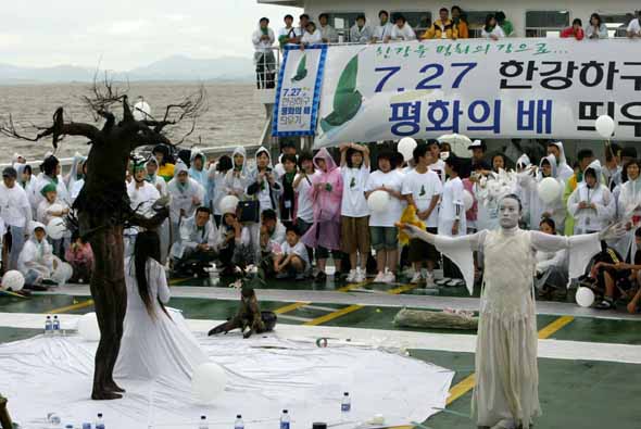 평화의 배 선상에서 ‘평화의 강’이란 주제로 상황극이 열리고 있다. 강화/이종근 기자 <A href="mailto:root2@hani.co.kr">root2@hani.co.kr</A>