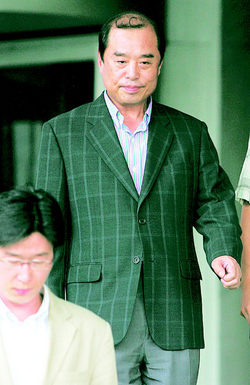 <b>여당한테서도 ‘포화’</b> 최근 잇따라 제기된 논문 논란에 휩싸인 김병준 교욱부총리가 30일 오후 서울 세종로 정부중앙청사 16층 소회의실에서 실·국장 회의를 마친 뒤 청사를 나서고 있다
