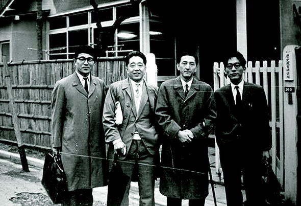 일본 지식인사회에서 베트남전쟁 반대와 함께 한일협정 반대 움직임이 일고 있던 1965년 4월19일 ‘러시아사연구회’ 회원들과 함께. 오른쪽부터 필자, 쇼노 아라타, 구라모치 &#49804;이치, 이마이 요시오.