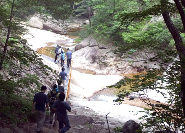 <b>수해전 주전골</b> 수해가 발생하기 전 설악산 국립공원 주전골을 찾은 탐방객들이 계곡 아래 쪽으로 나 있는 탐방로를 따라 이동하고 있다. 국립공원관리공단 제공