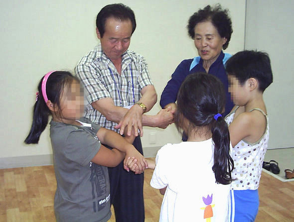 지난 1~3일 경기 가평군 설악면 청심청소년수련원에서 열린 청아캠프에서 할아버지·할머니하고만 살고 있는 조손가정 어린이들이 가족 공동체 놀이를 하며 모처럼 즐거운 한때를 보내고 있다. 2000년 현재 조손가정은 4만5225가구로 전체 가구의 0.3%인 것으로 조사돼 있다. 청심청소년수련원 제공