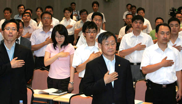 4일 서울 양재동 에이티(aT)센터에서 열린 ‘한-미 에프티에이(FTA) 농업계 대토론회’에서 이명수 농림부 차관(앞줄 검정옷)과 배종하 국제농업국장(맨 왼쪽) 등이 국민의례를 하고 있다. 이종찬 기자 <A href="mailto:rhee@hani.co.kr">rhee@hani.co.kr</A>